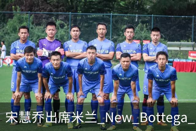 宋慧乔出席米兰 New Bottega 时装秀，灰色风衣展现优雅风采